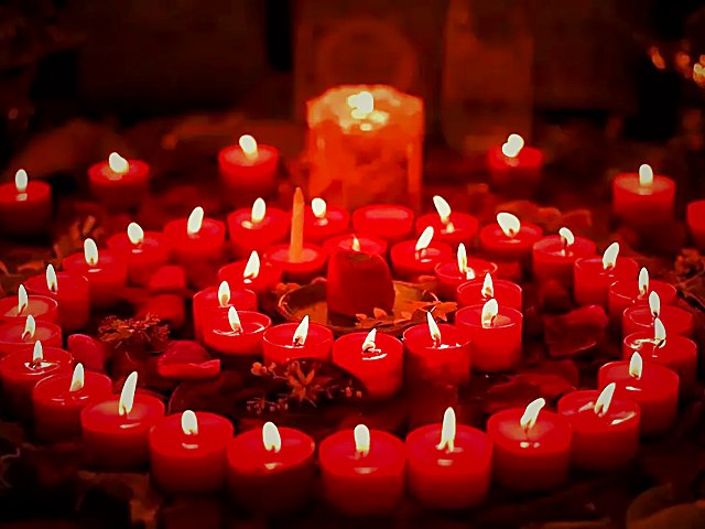 Velas rojas de amarre de amor encendidas, ritual de unión de pareja